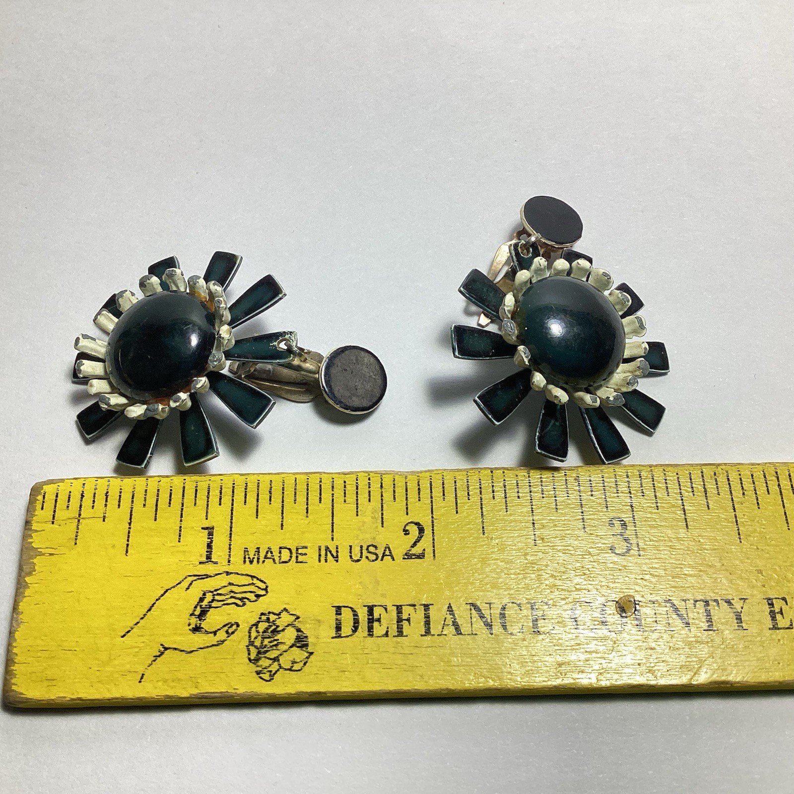 RETRO SIXTIES BLACK & WHITE DAISY CLIP-ON DROP DANGLE EARRINGS PLASTIC