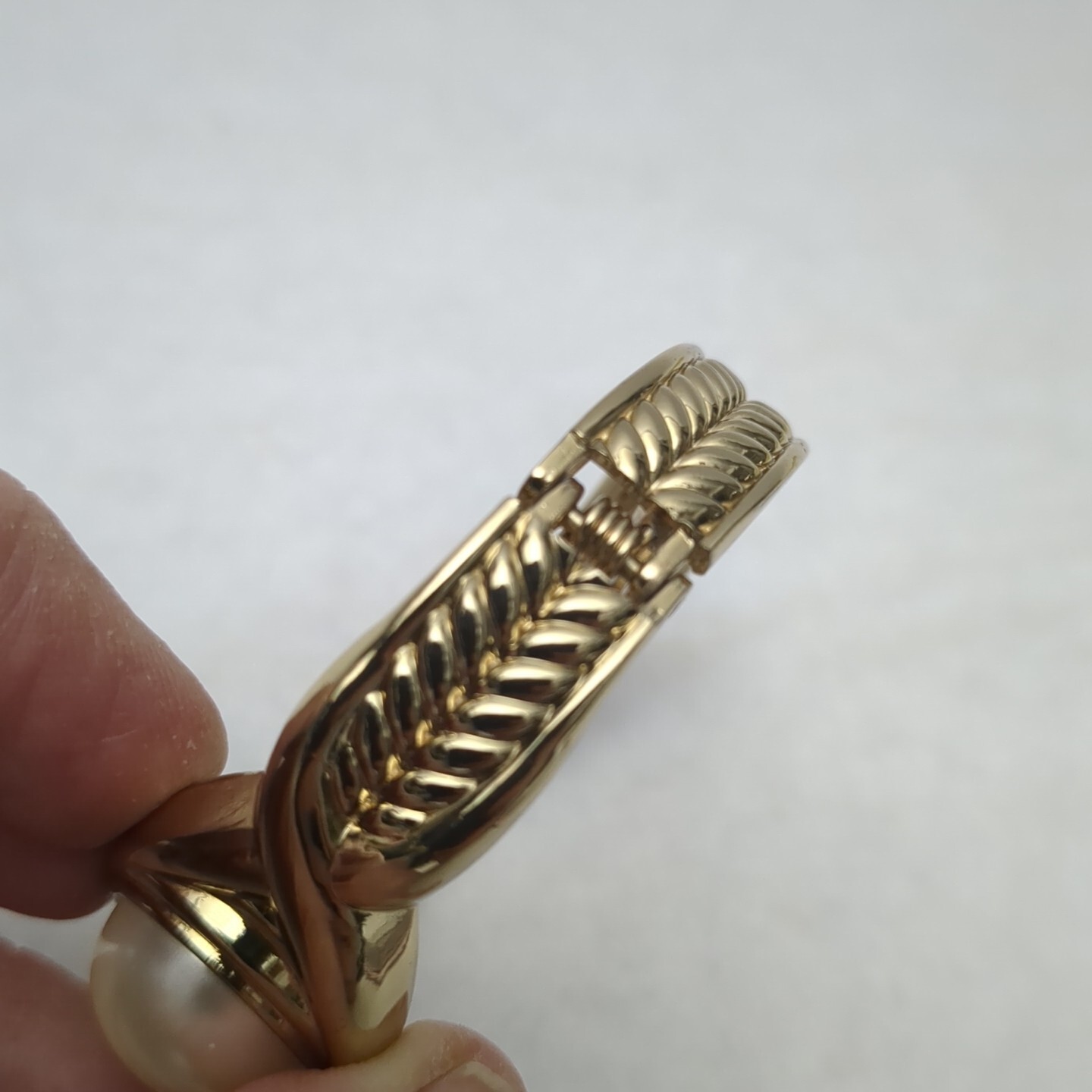 Large Faux Pearl Gold Tone Bracelet 8 1/2″ around, 1 1/4″ wide, 2 1/4″ across