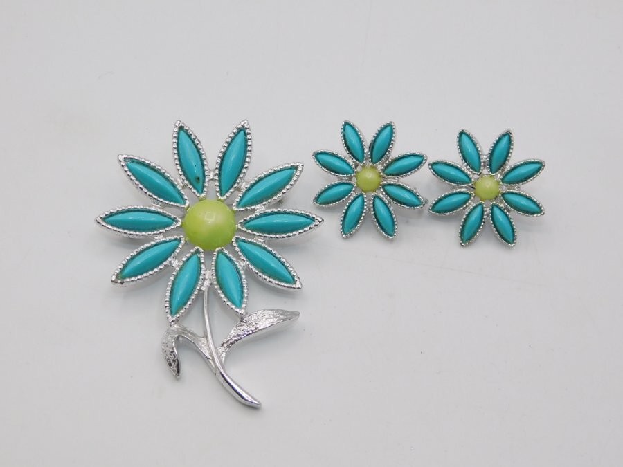 B123-VINTAGE PIN/CLIP EARRING SET~DAISY TIME~SARAH COVENTRY~1971~PRETTY!