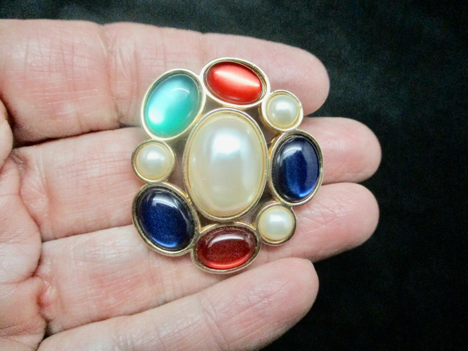 Vintage-AVON 1983 “JEWELED CLASSIC” Brooch w/Clasp For Faux Pearls