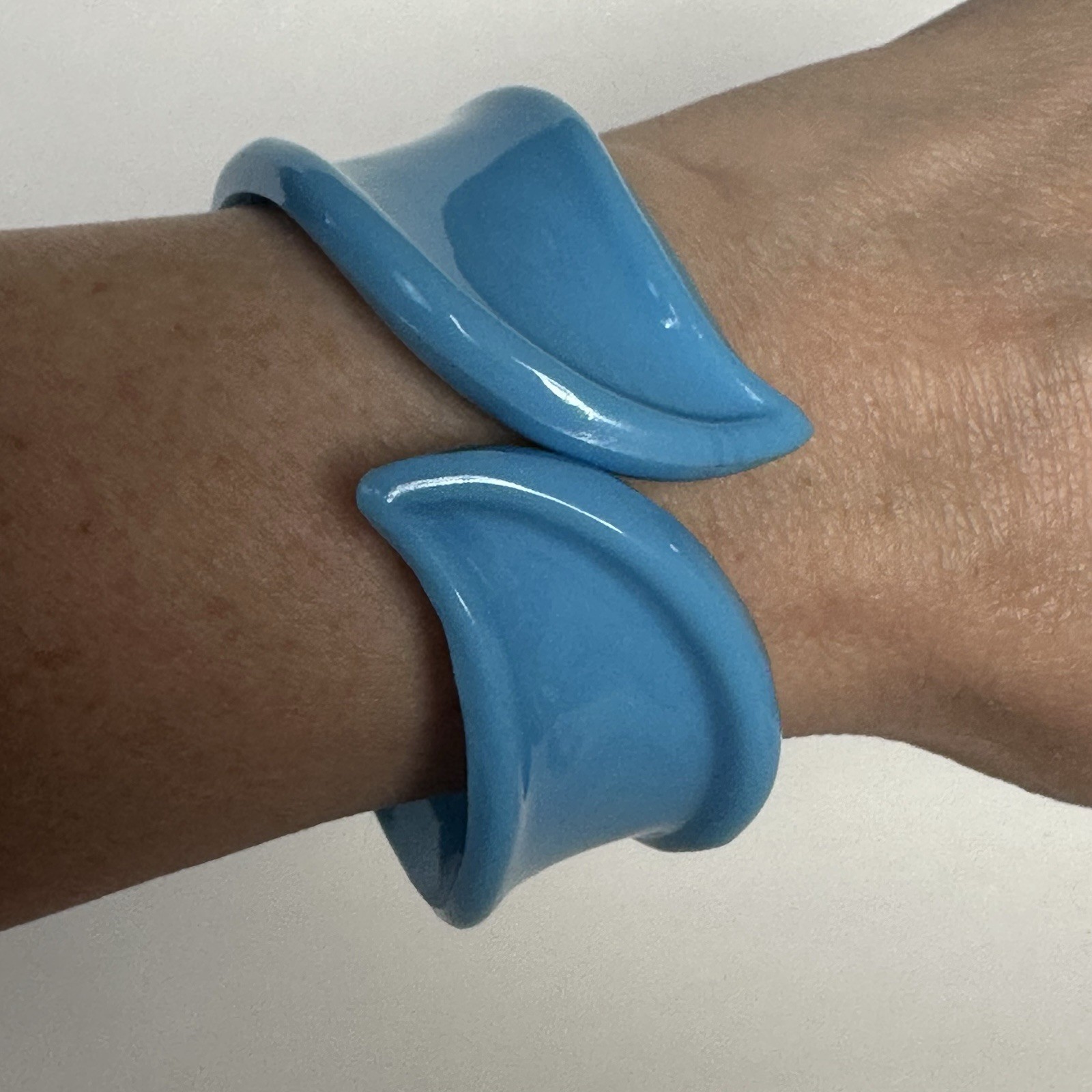 VTG Retro 60s 70s 80s Baby Blue Swirled Plastic Hinged Clamper Bracelet Bangle