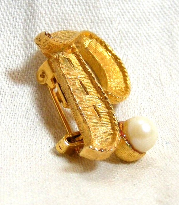 Vintage Textured Gold Toned Initial Letter P Pin Faux Pearl 15-l