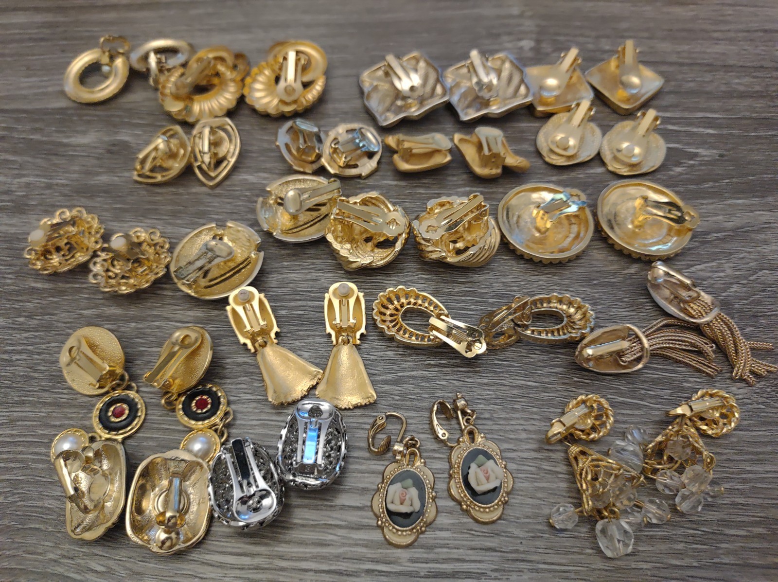 Estate Lot Costume Fashion Clip On Earrings Lot 20pr Mod Gold Tone Pretty Mix