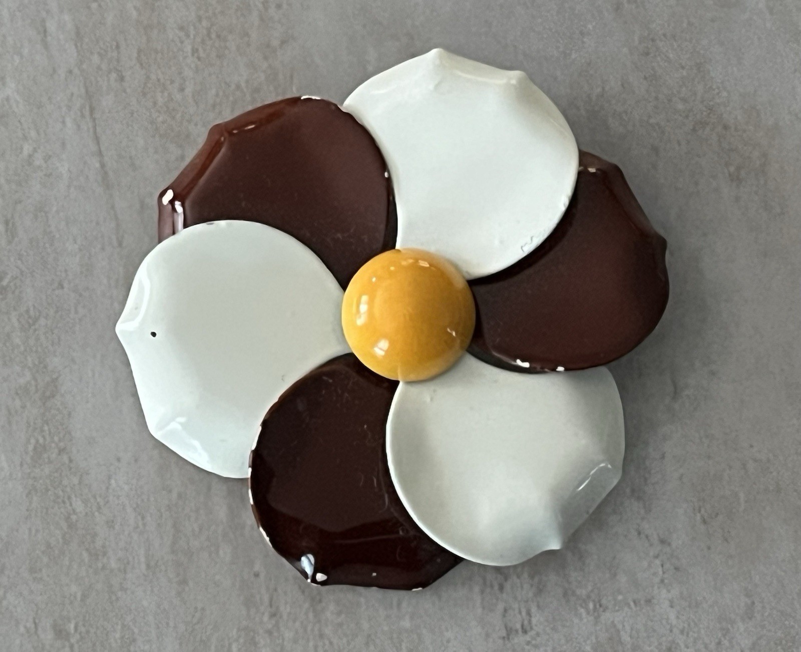 VTG 60’s White & Brown Enamel Yellow Center Daisy Flower Pinwheel Brooch Pin