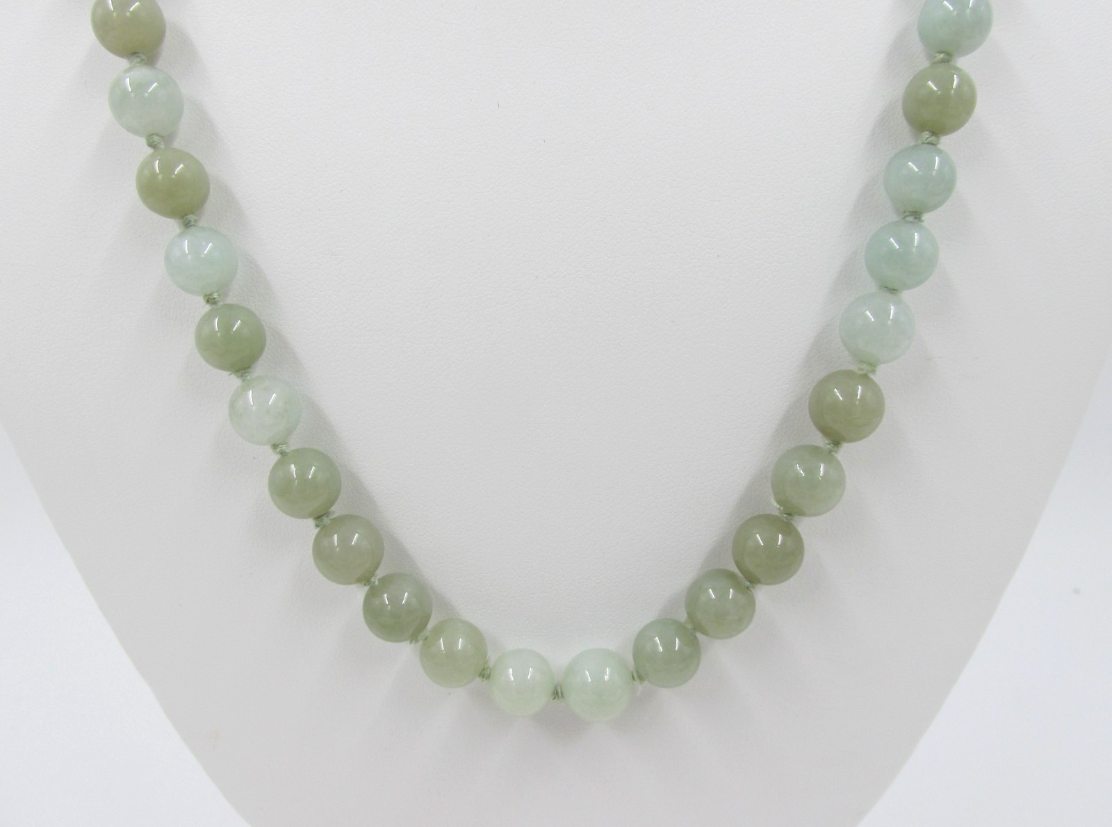 Jade Jadeite Bead Necklace 14K Gold Clasp 22″ Chinese Export Vintage Knotted