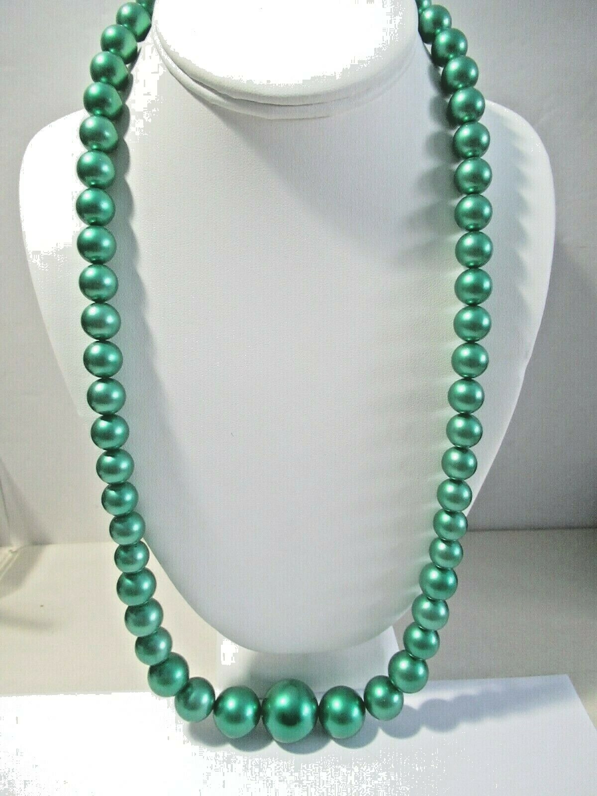 DARK GREEN SATIN COLOR BRUSHED BEADS VINTAGE LUCITE PLASTIC NECKLACE MID CENTURY