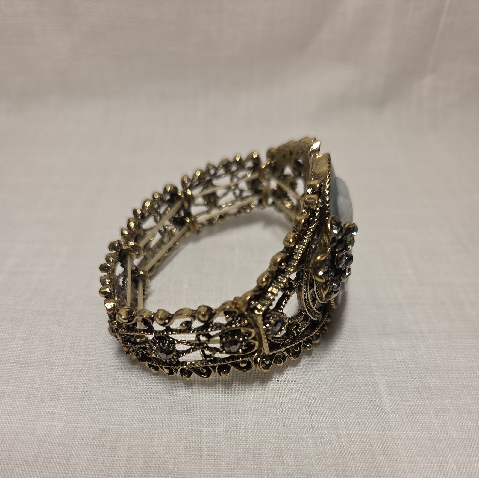 Victorian Style Gold Tone Cameo Bracelet Filigree Floral Accent Stretch Band