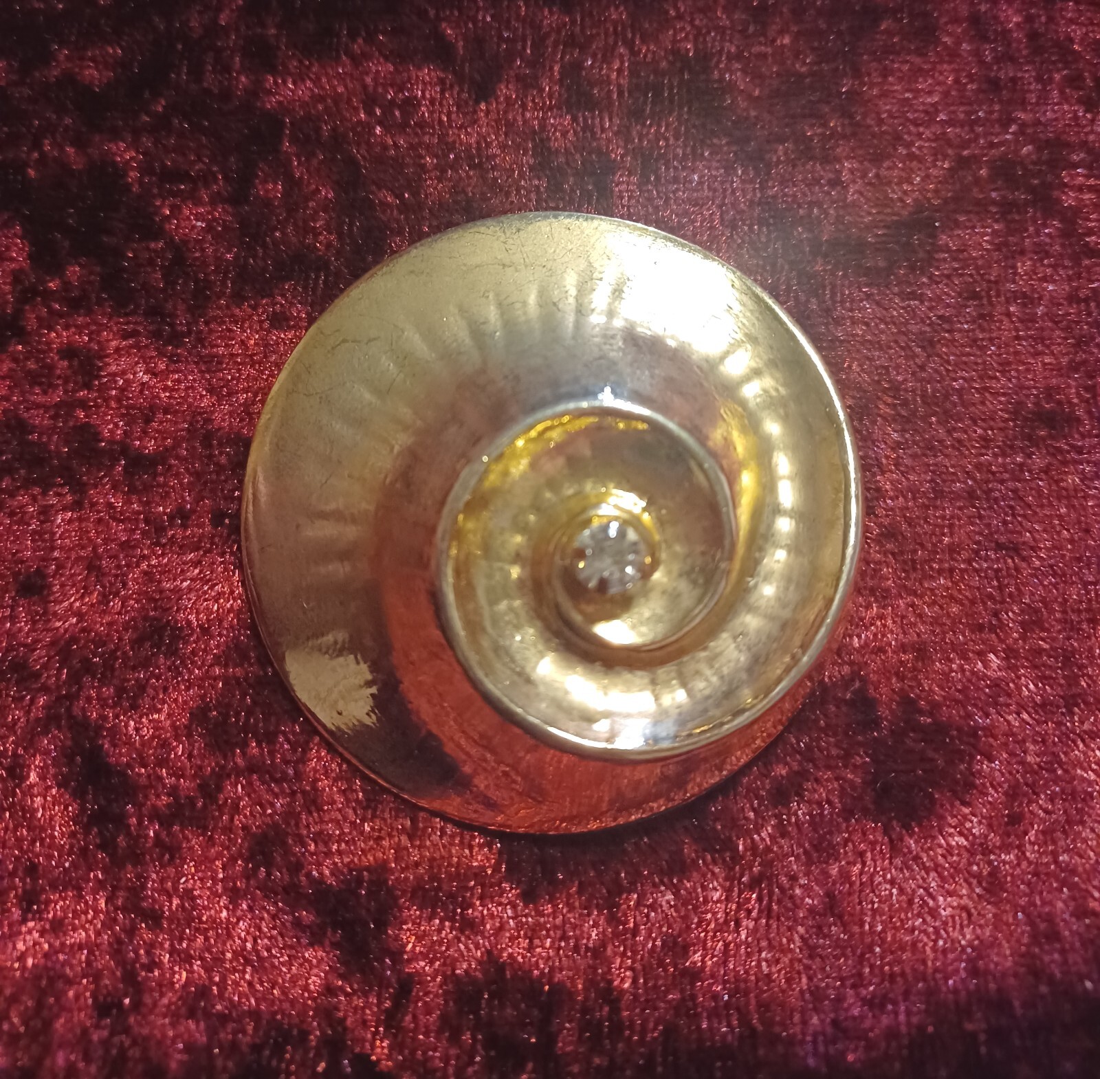 Vntg Gold Tone Shell Brooch Rhinestone Center Lightweight Round Diameter 1.75″