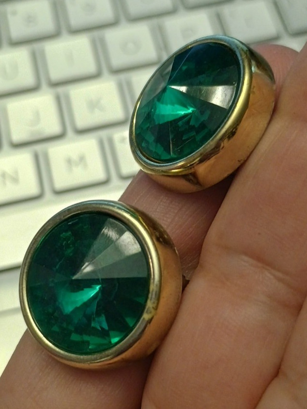 Vtg VIVID GREEN Multi faceted Round Clip On Gold Tone trim .75″ Retro Earrings