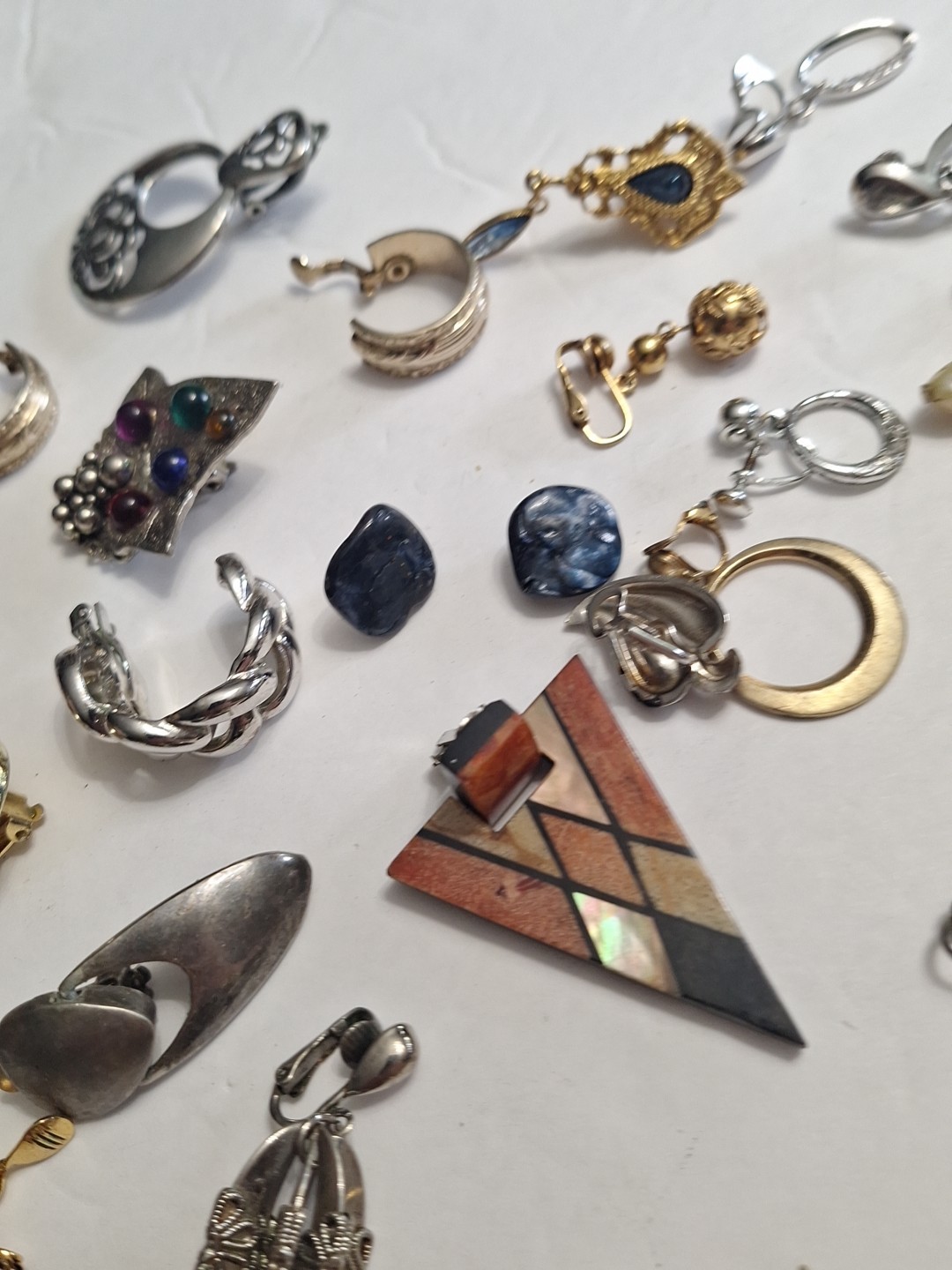 Costume Jewelry Earring Lot 40 pc pre-owned SINGLES AND PAIRS. AS IS . JZ