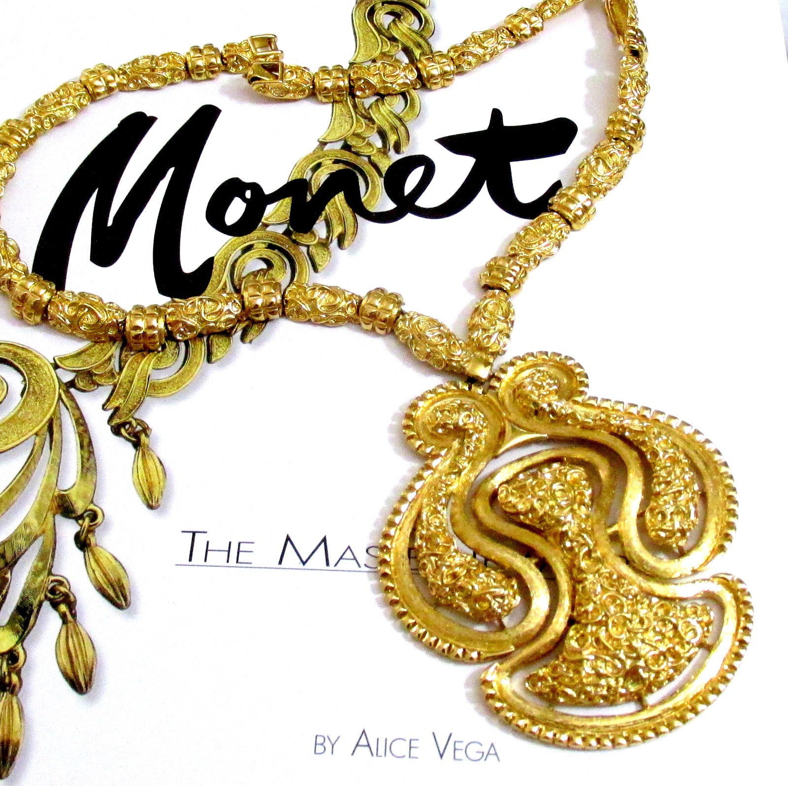 VTG RUNWAY BOLD MONET BRUTALIST ETRUSCAN MASSIVE PENDANT NECKLACE DOOR KNOCKER