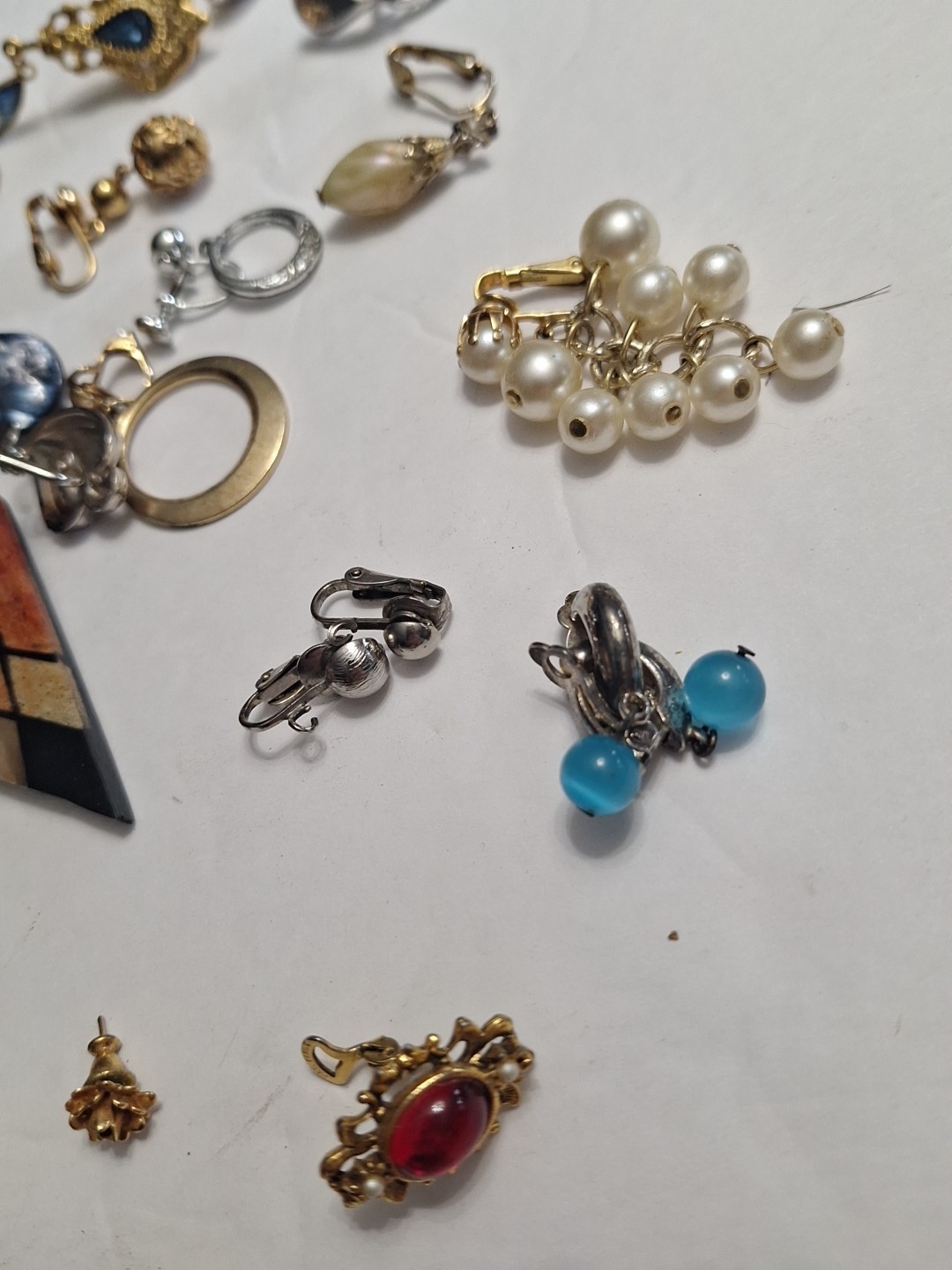 Costume Jewelry Earring Lot 40 pc pre-owned SINGLES AND PAIRS. AS IS . JZ