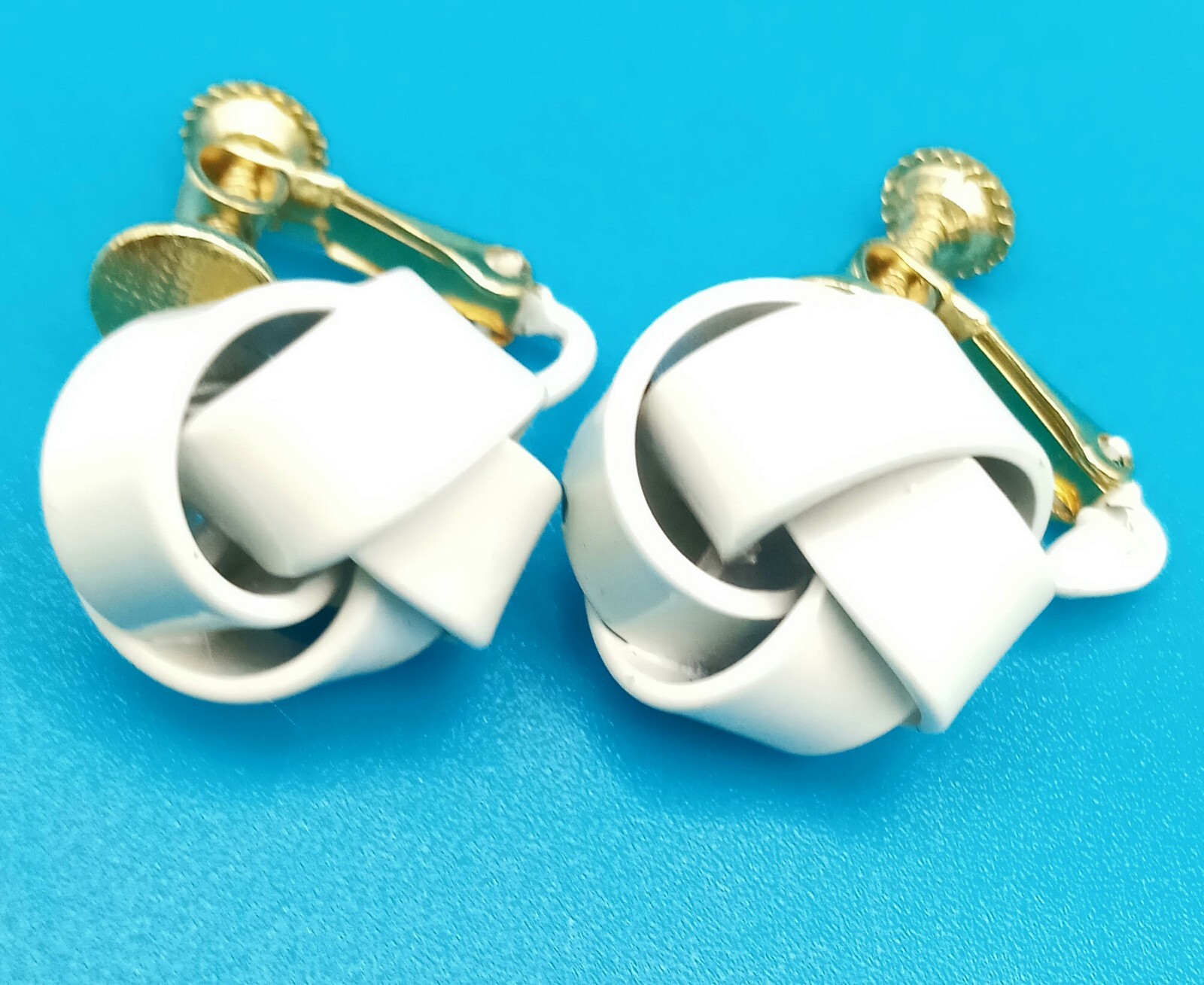 Napier White Enamel “Knot” Earrings With Screw Backs VTG Signed