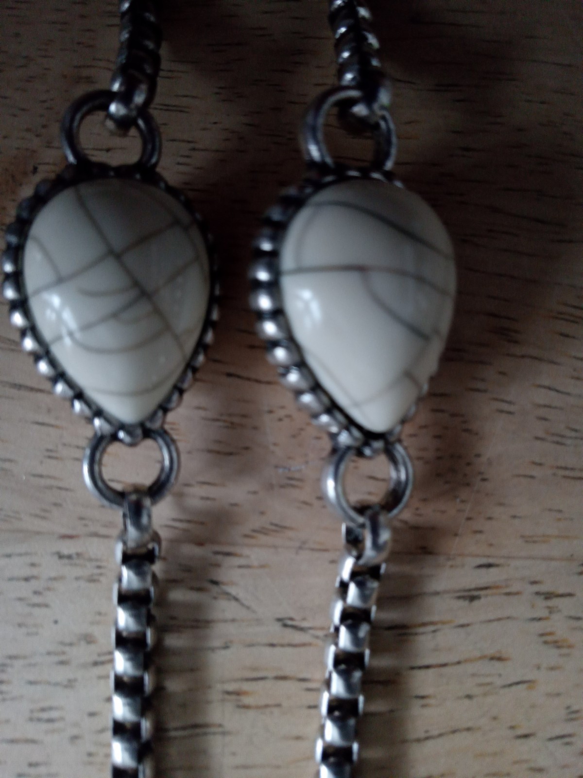 18″ Silver Tone Necklace with White Marbled Cracked Teardrop Design