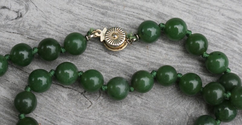 LOVELY VINTAGE SILVER CLASP 8MM GREEN JADE BEAD NECKLACE 17.5″ LONG