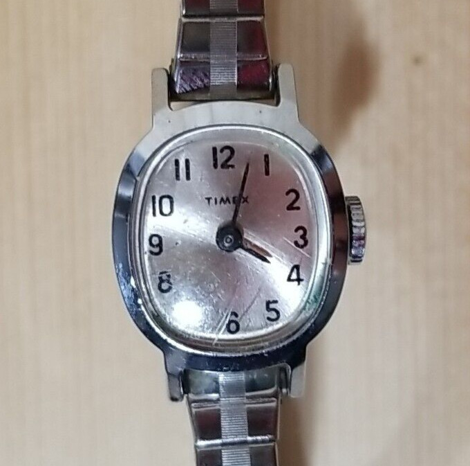 Vtg Ladies Timex Stretch Band Wristwatch Watch Silver Tone UNTESTED Parts Repair