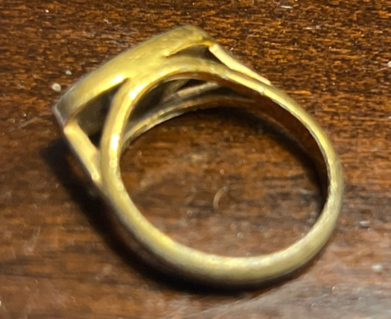 Avon Vintage 1978 Mother of Pearl Ring Gold Tone Size 6.5