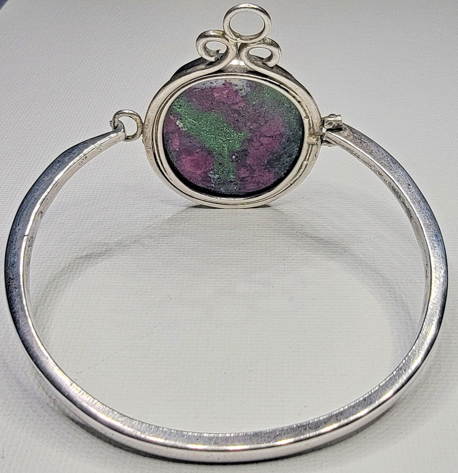 VTG Estate Piece Large RUBY ZOISITE Oval Cab Silver Latch Bangle BRACELET 44g