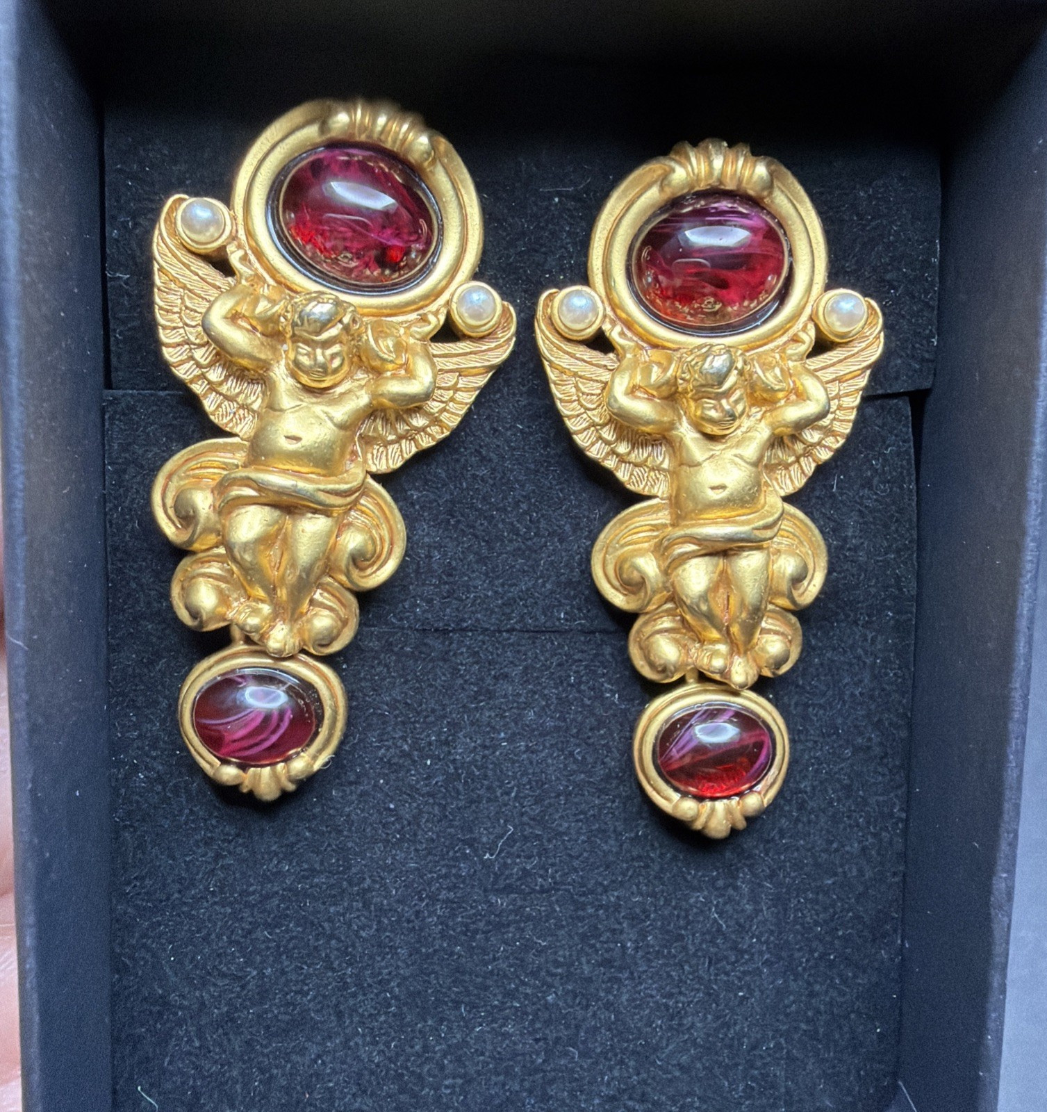VTG ELIZABETH TAYLOR COLLECTION GILDED AGE CHERUB ANGEL DROP CLIP EARRINGS AVON
