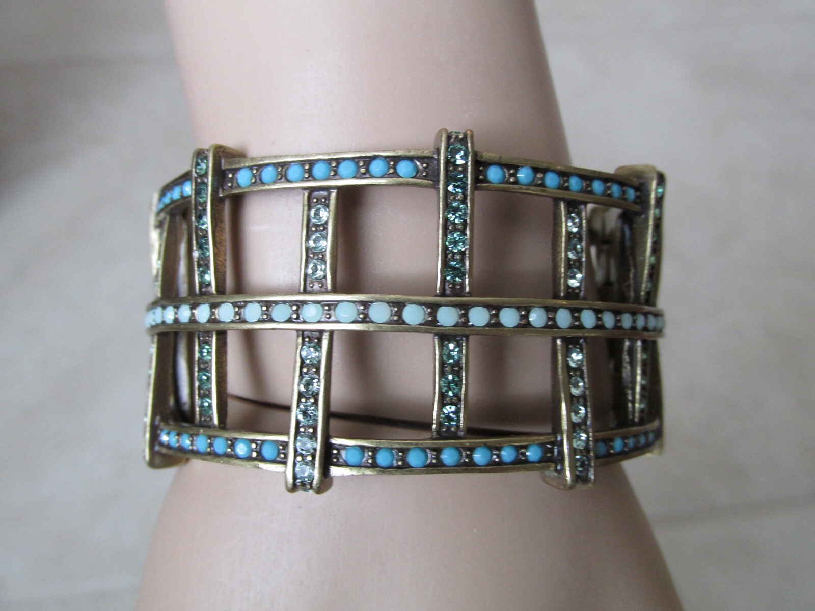 NEW HEIDI DAUS OPEN WEAVE TURQUOISE & RHINESTONES GOLD TONE HINDGED BRACELET