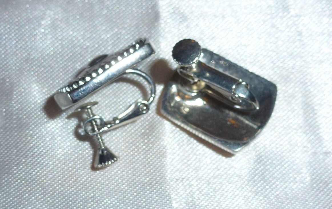 VINTAGE – ETCHED SILVERTONE SCREW-ADJUSTABLE CLIP-ON EARRINGS