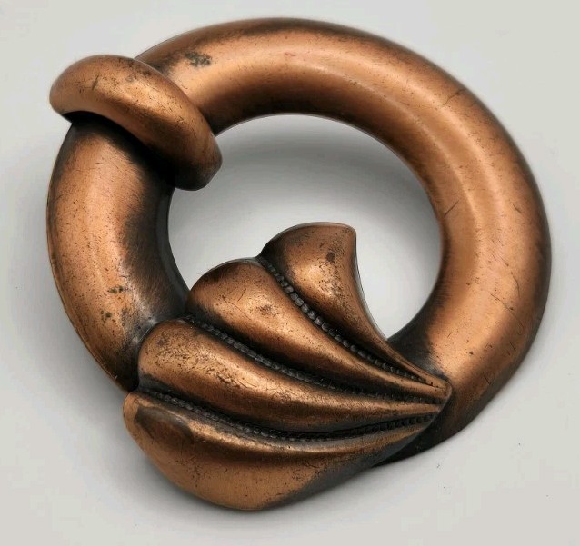 Vintage Copper Brooch / Pin Circle With Shell Design. 12g. Approx 2″ Diameter