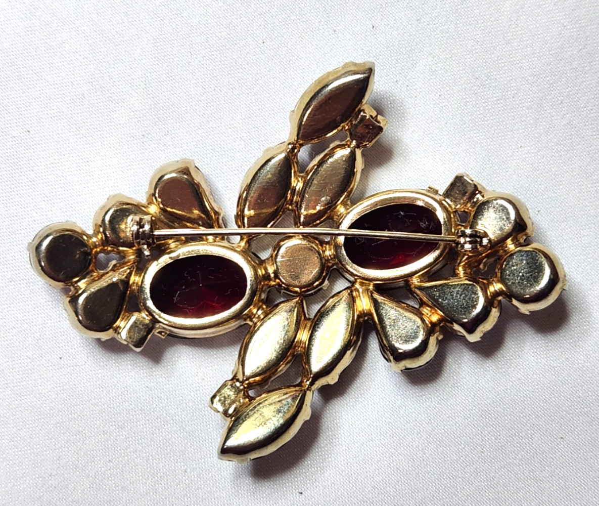 VINTAGE RED, FUCHSIA PINK BROOCH & MARRIED EARRING SET 2 3/4″L