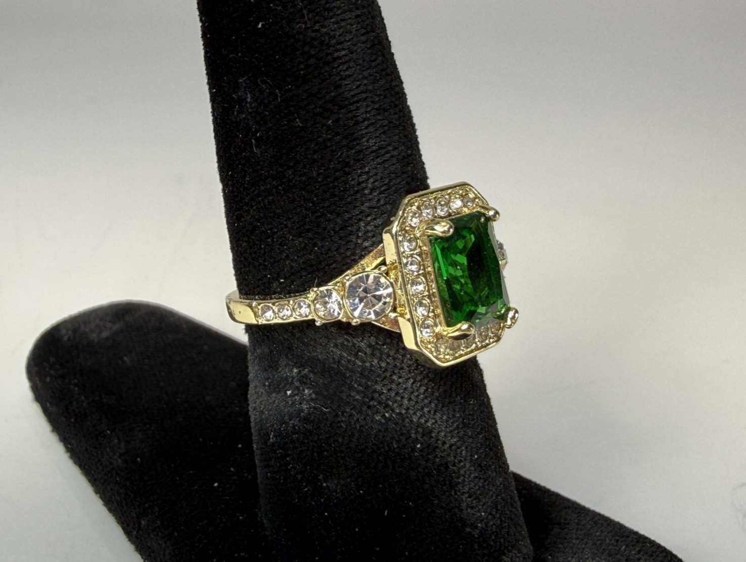 Beautiful Gold Tone Emerald Green Crystal Rhinestone Ring Size 6.25