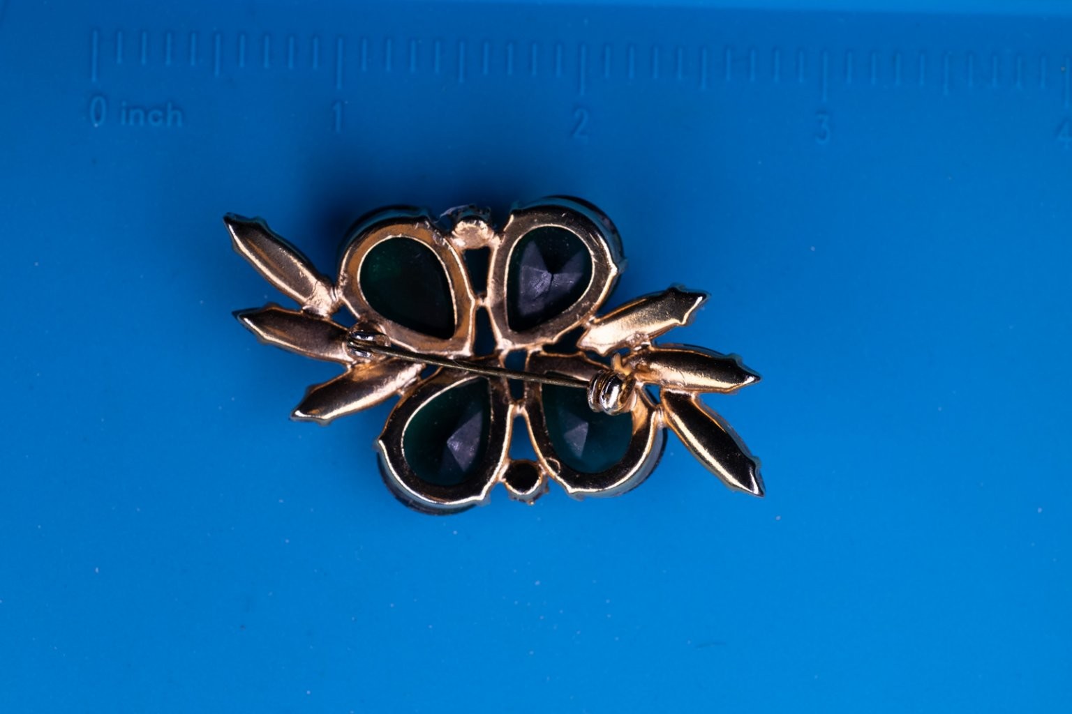 Vintage Floral Cluster Brooch Pin Gold Tone 2″ Emerald Blue Rhinestone
