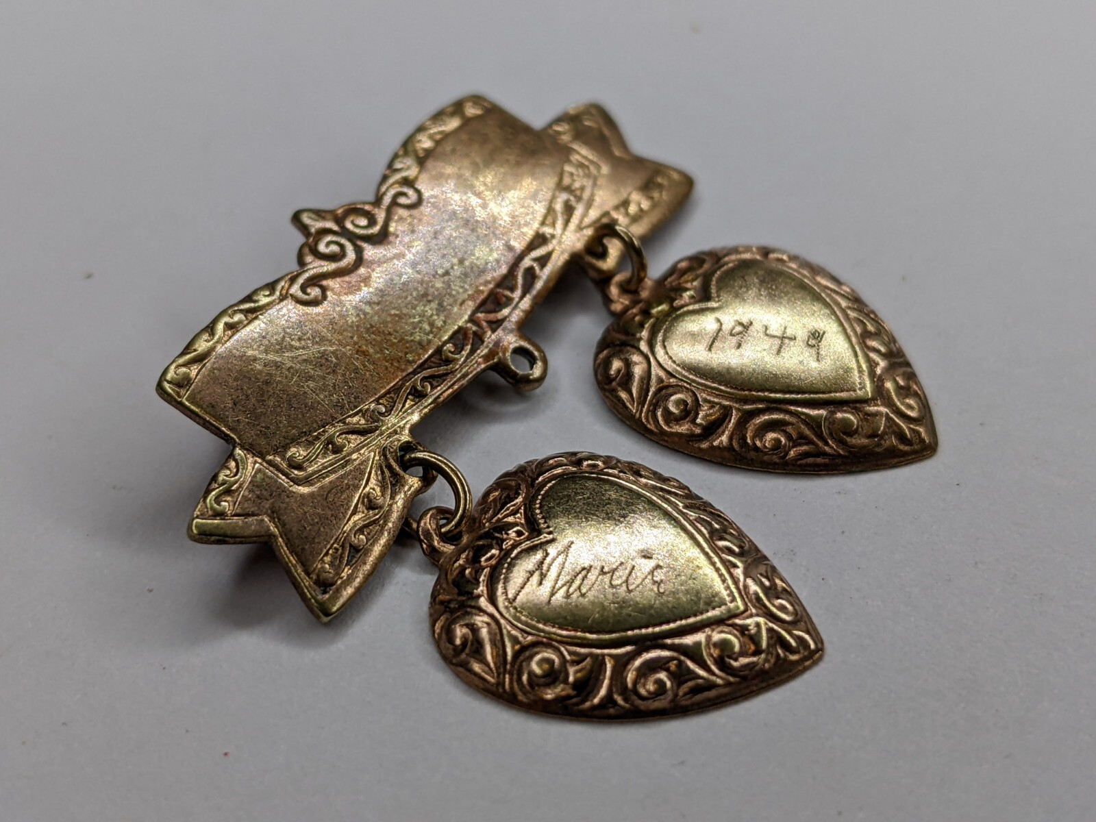 1949 Cute Brass Gold Tone Metal Plate Pin Ribbon Hearts Unique Marie Swirls 6E