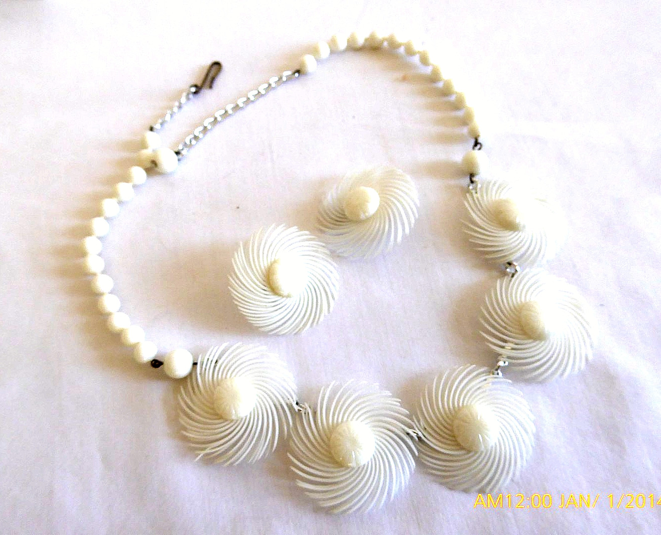 VINTAGE 50s WHITE SOFT PLASTIC PINWHEEL NECKLACE & EARRINGS SET