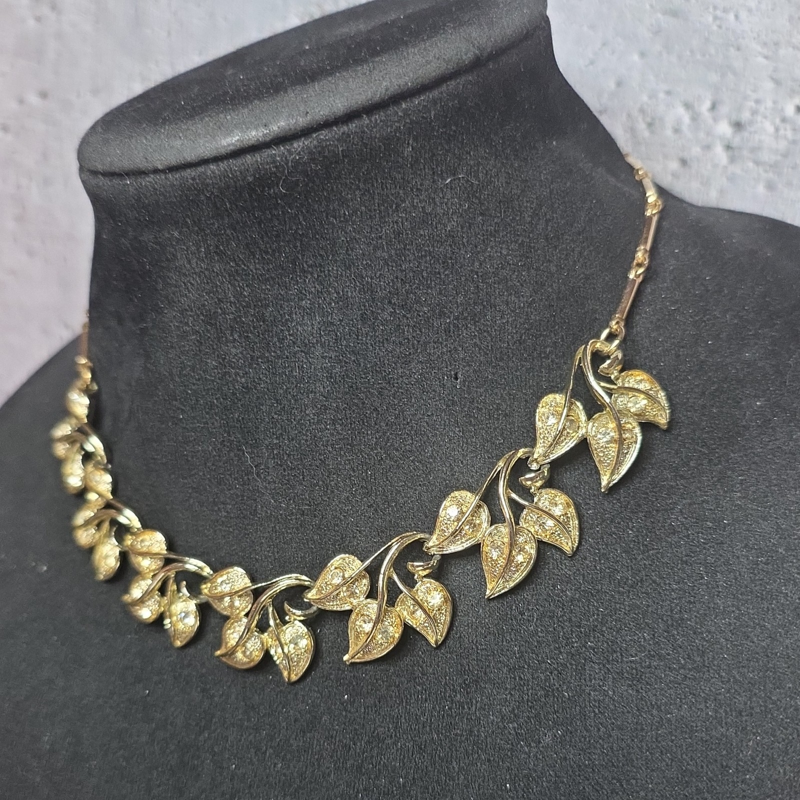 Gold Tone Leaf Motif Choker Necklace with Bar Link Chain and Hook Closure