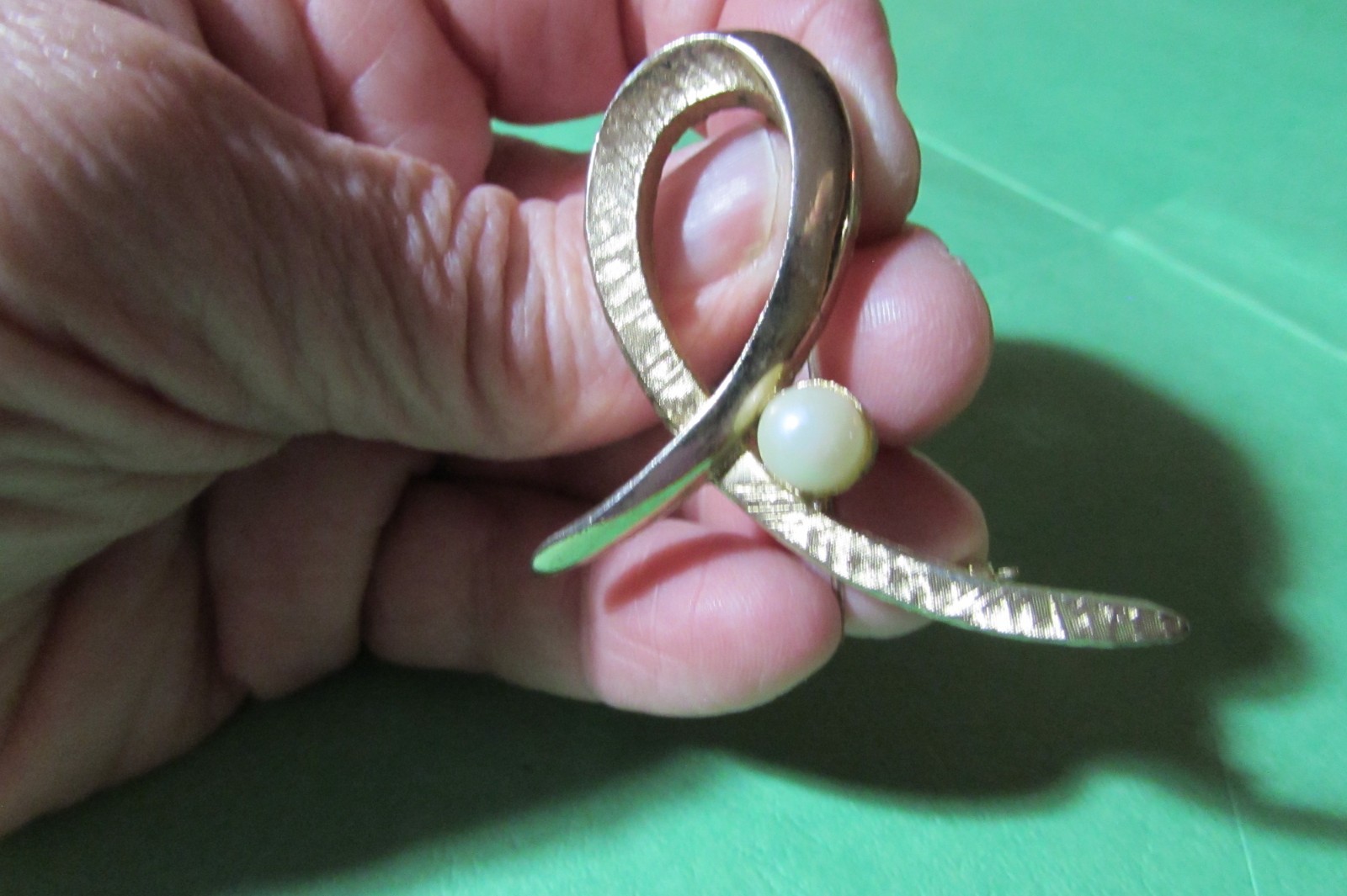 VINTAGE pin broach brooch almost 2″ goldtone swirl with faux pearl