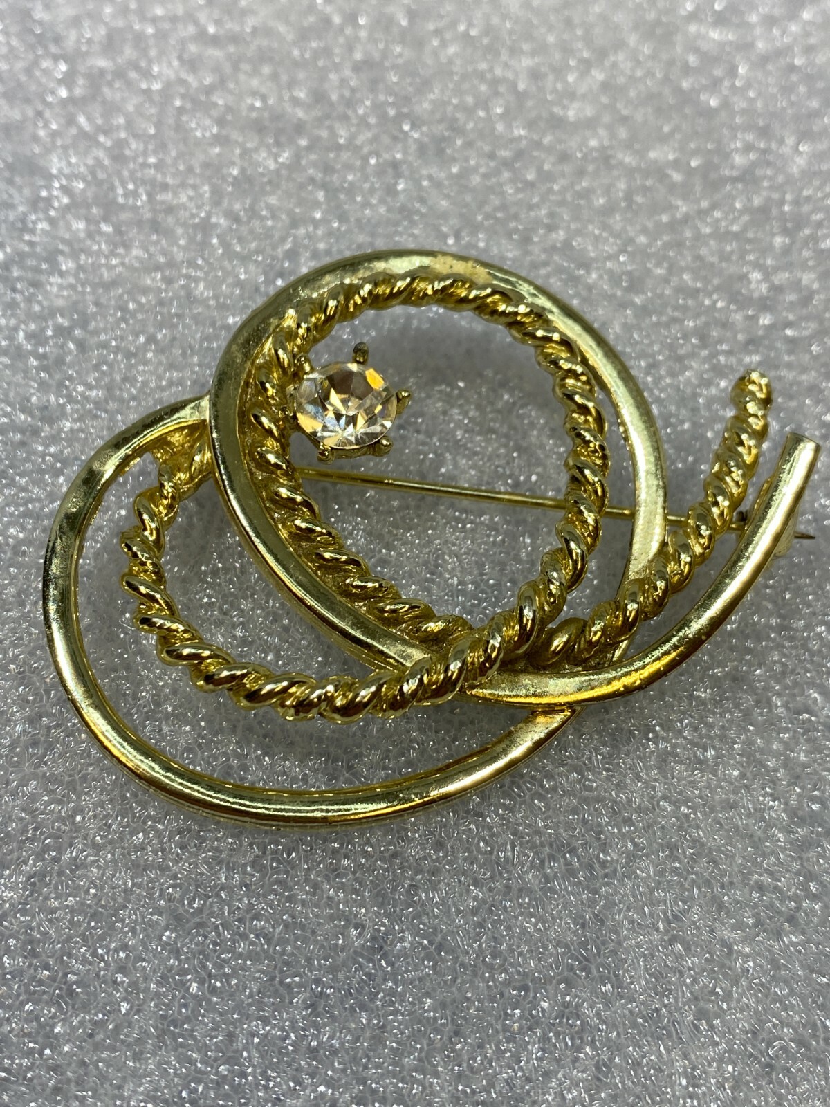 Vtg Clear Glass Rhinestone Gold Tone Loopy Rope Texture & Smooth Curl Brooch Pin