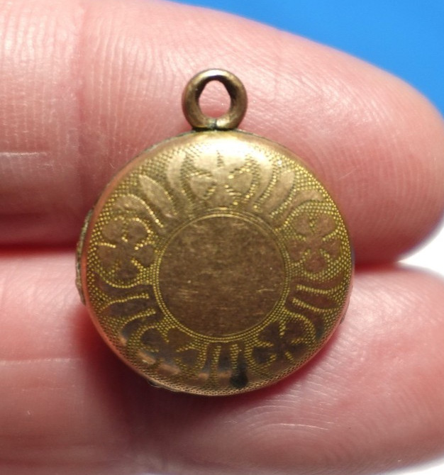 GOLD FILLED ANTIQUE ROUND LOCKET SEALED BORDER DESIGN 15 MM 2.7 GRAMS J-710