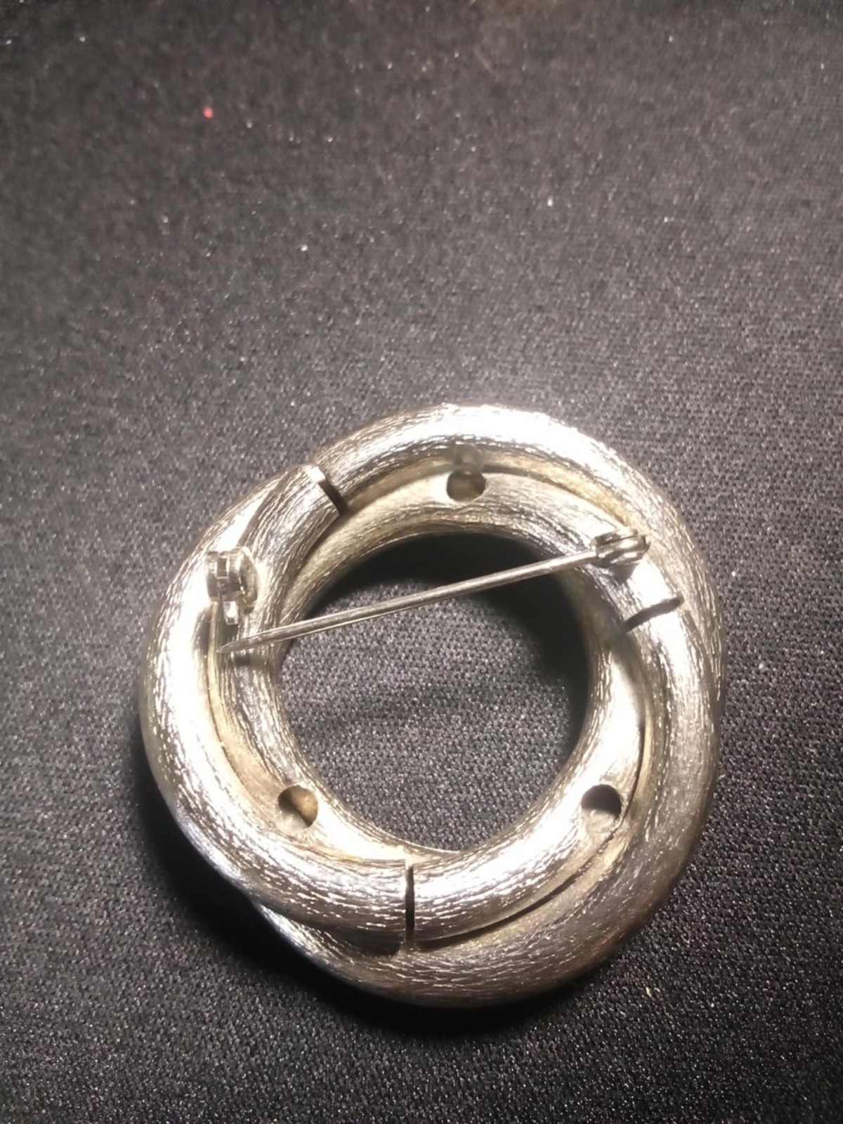 Vintage Sarah Coventry silver tone circle brooch 1 1/2″ across