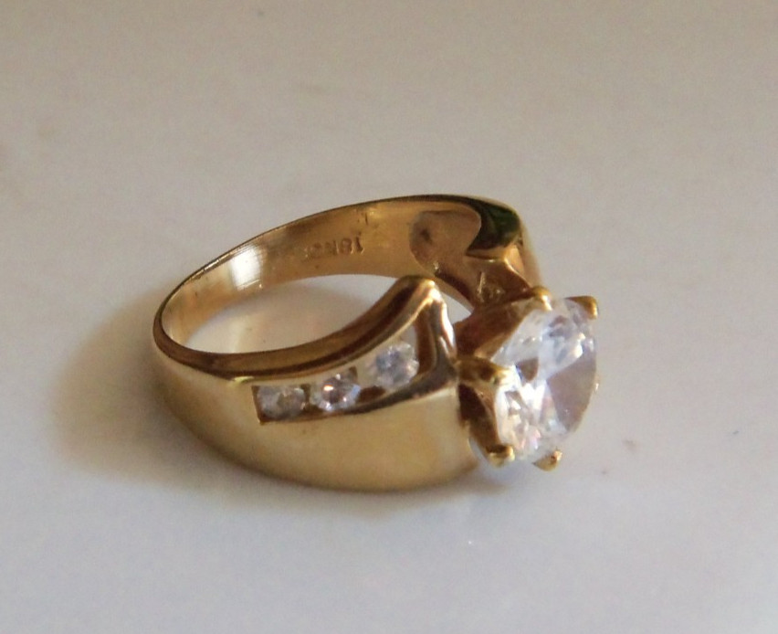 18k GE Ring w/Large CZ Stone & Side Channel Set Stones Size 7 RSC VERY NICE