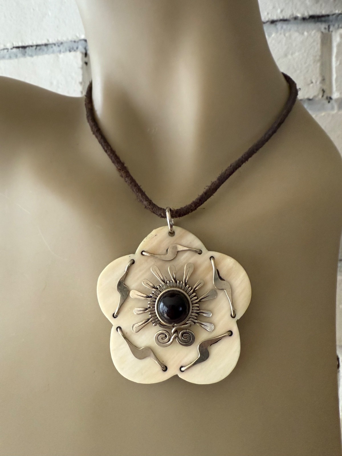 ESTATE BLACK ONYX OR GLASS FLOWER PENDANT SILVER TONE LEATHER CORD NECKLACE 14″