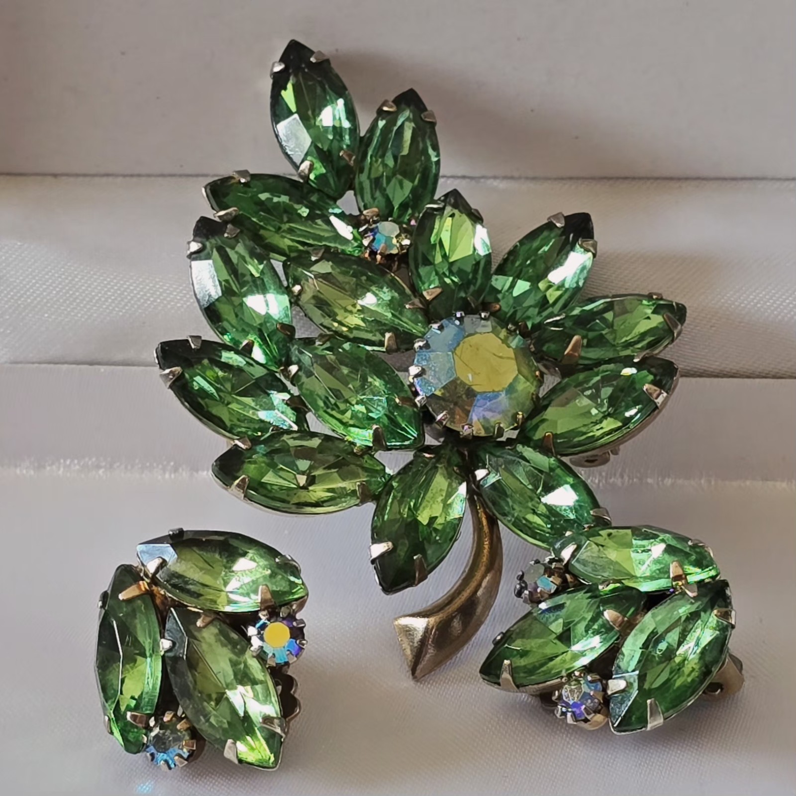 JULIANA STYLE EMERALD GREEN MARQUISE RHINESTONES/IRIDESCENT BROOCH & EARRINGS