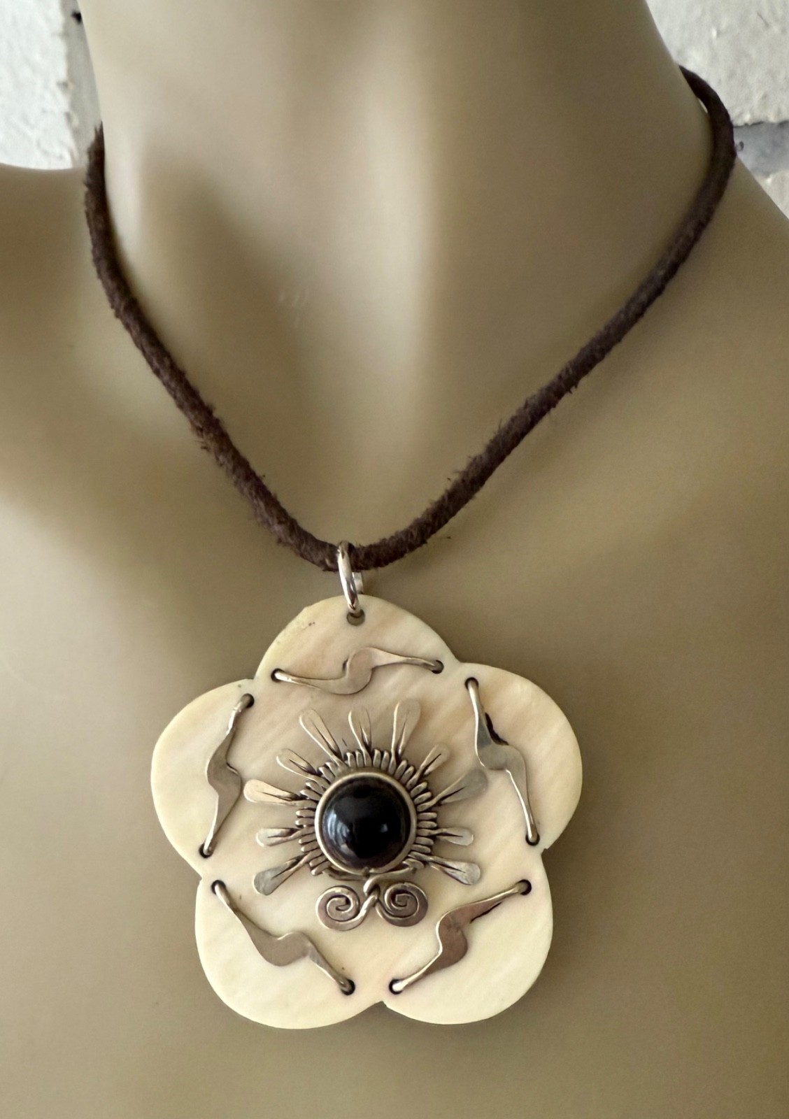 ESTATE BLACK ONYX OR GLASS FLOWER PENDANT SILVER TONE LEATHER CORD NECKLACE 14″