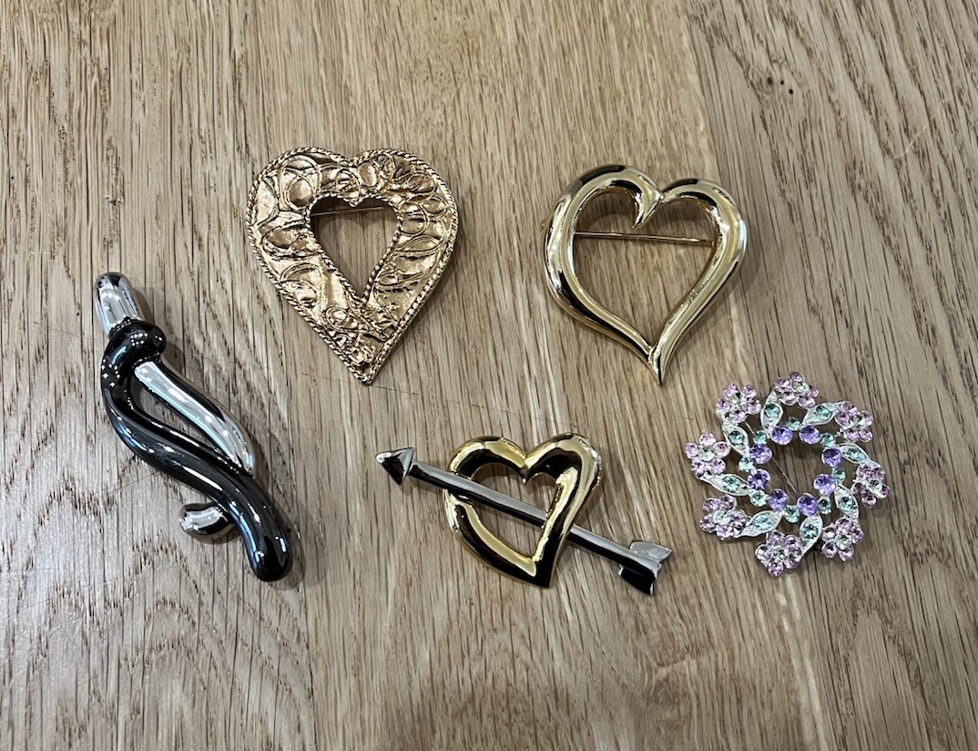 Lot Of 5 Assorted Costume Jewelry Brooches music note gold Heart gem FREE SHIP