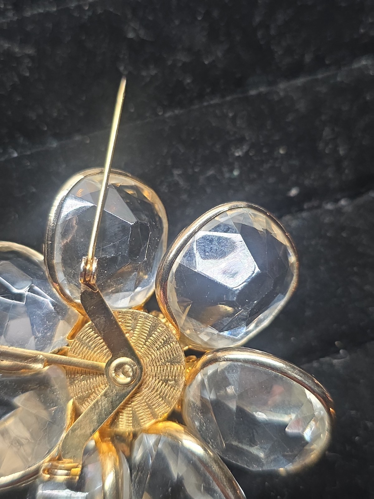 VINTAGE SWAROVSKI FLOWER DAISY GOLD PLATED BROOCH W/ CLEAR RHINESTONE SETTINGS