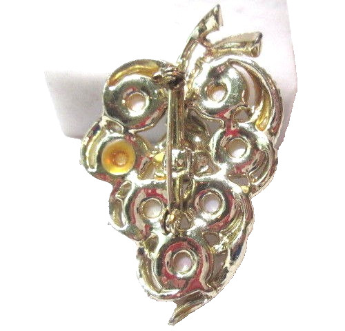 PRETTY MOTHER OF PEARL DISK BUNCH OF GRAPES PIN BROOCH GOLD TONE ACCENTS FRUIT