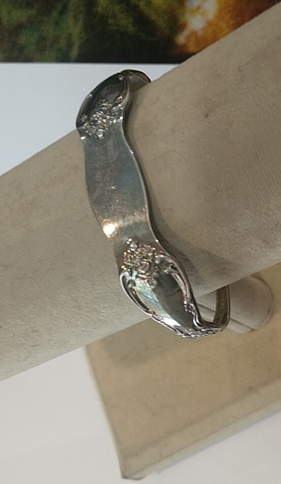 VINTAGE WM.A. ROGERS ONEIDA LTD SILVERPLATED FLORAL SPOON CUFF BRACELET 5″