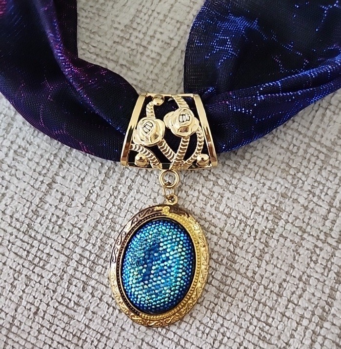 Violet Blue Druzy Rhinestone Pendant Sheer Fabric 15 In Pendant 2″×1.5″ Dented