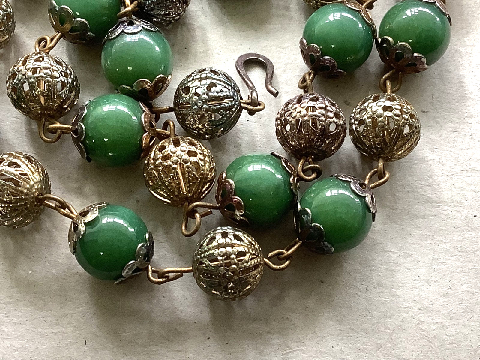 Vintage Art Deco vivid green Jade station beaded necklace 18″