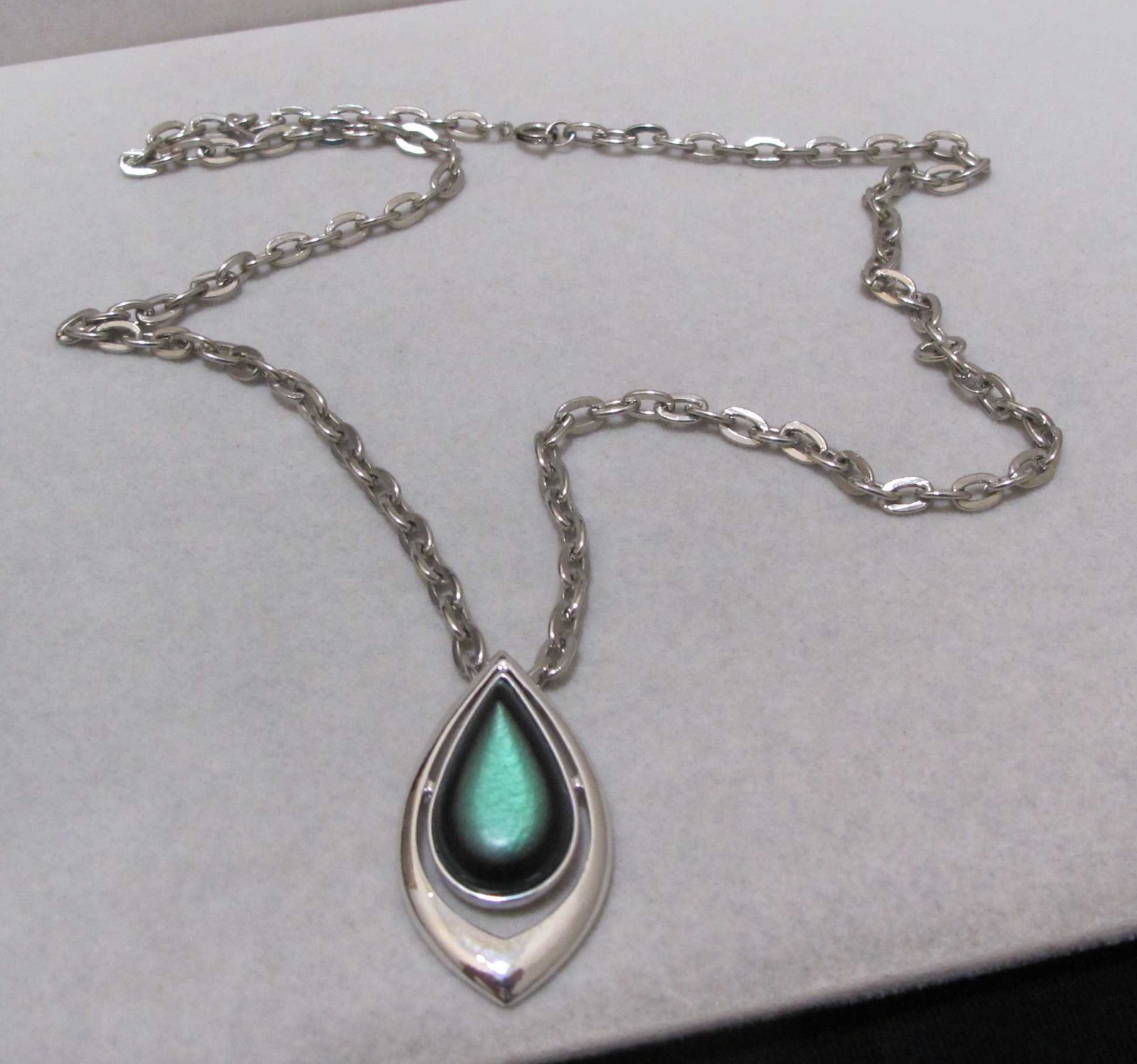 Vtg 1978 SARAH COV “Dew Drop” Green Acrylic Teardrop SilverTone Pendant Necklace