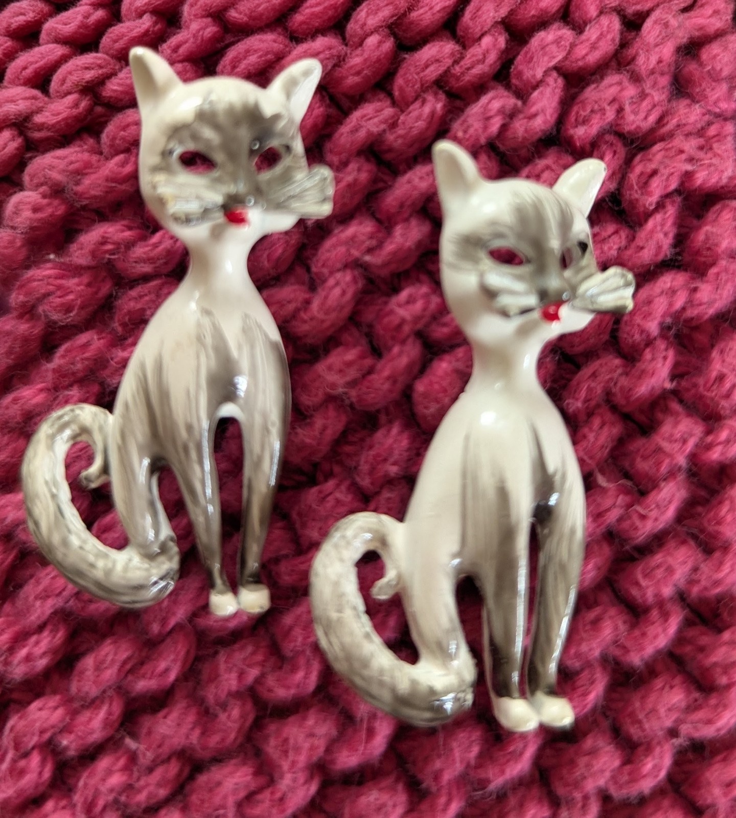Pair (2) Siamese Cats Vintage Jewelry Pins White & Gray Enamel On Metal 1.5” MCM