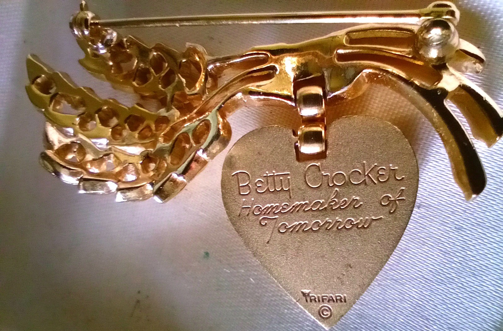 Vintage MIXED JEWELRY “HEARTS AND FLOWERS” PENDANTS ,BROOCHES, NECKLACE,RINGS.