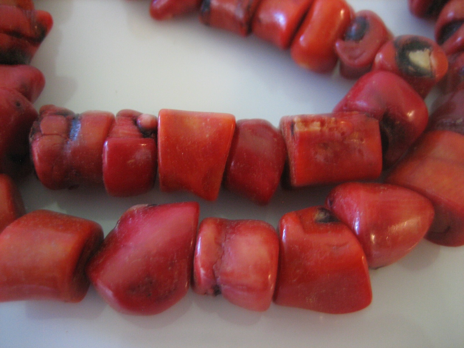 VINTAGE RED SPONGE CORAL SINGLE STRAND NECKLACE 243 GRAMS